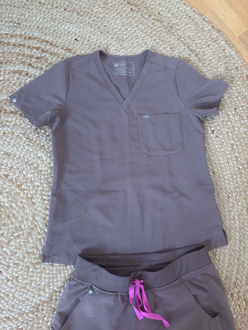 Figs Scrubs - Catarina One-Pocket Scrub Top / Jogger Pants Set in Smokey Taupe - Picture 3 of 5